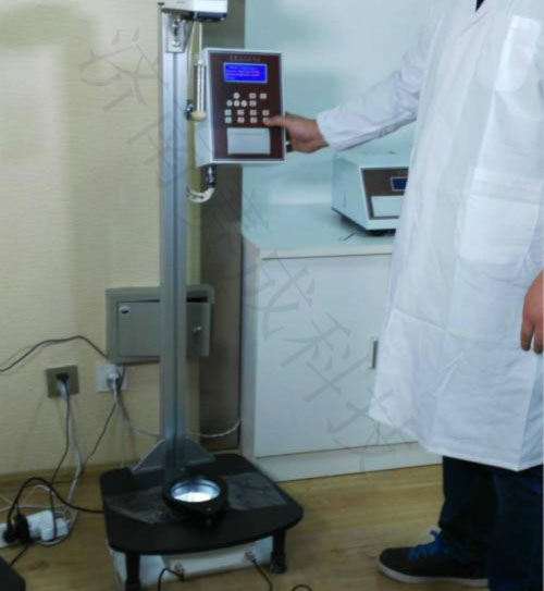 濟（jì）南（nán）亚洲成色网科技實驗室PE塑料（liào）薄膜落（luò）球衝擊試驗過程